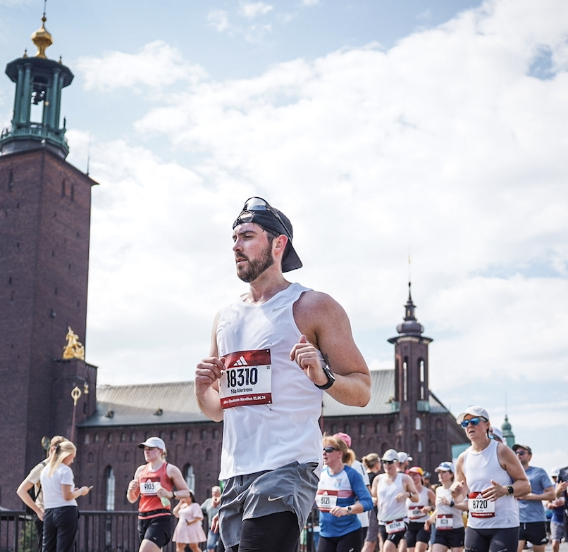 Filip Allerkrans springer Stockholm Marathon förbi Stadshuset