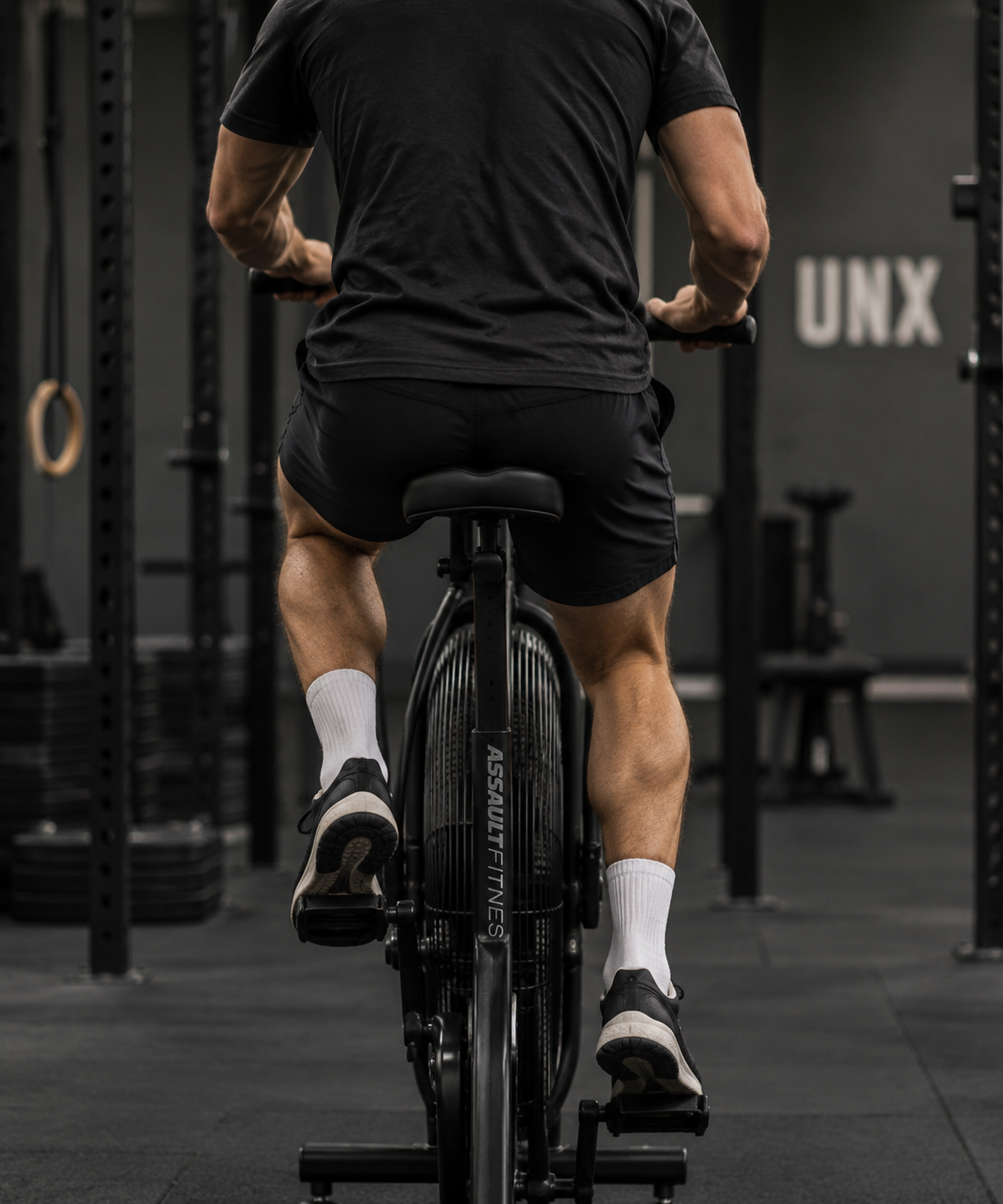 Konditionsträning på Assault Bike sedd bakifrån under en session på UNX Gym